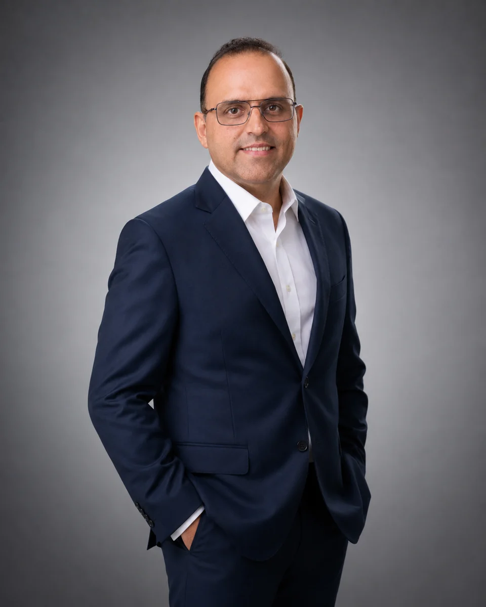 Dioenno Gentil em pose executiva